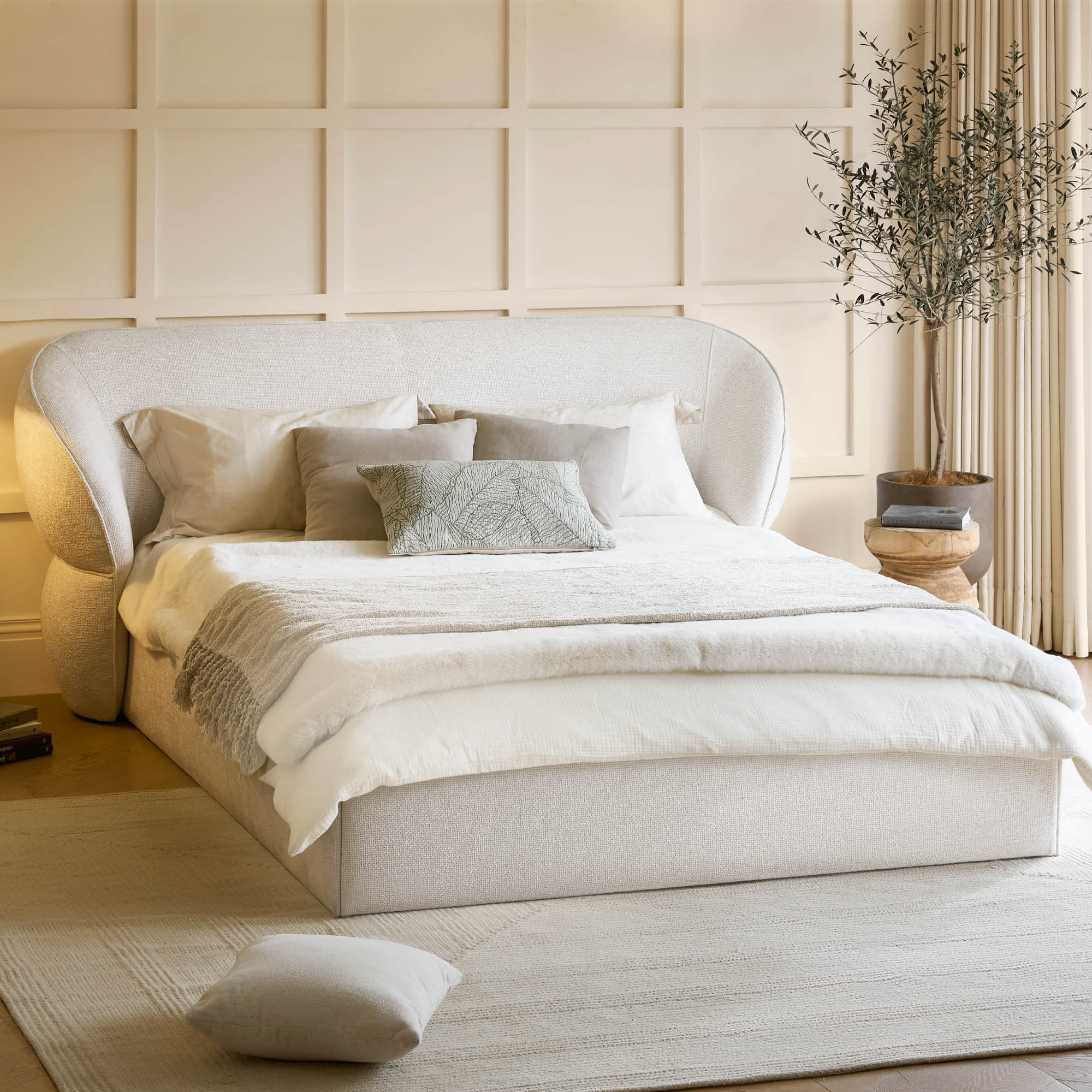 Curve Platform Bed in Modern Design with Zinnia Pattern