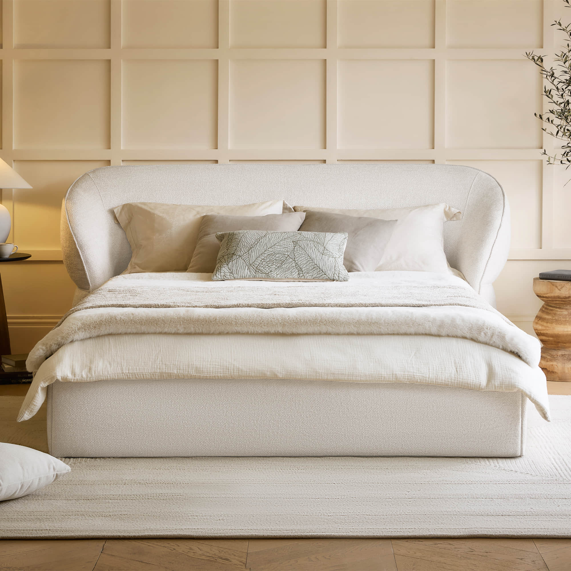 Curve Platform Bed in Modern Design with Zinnia Pattern