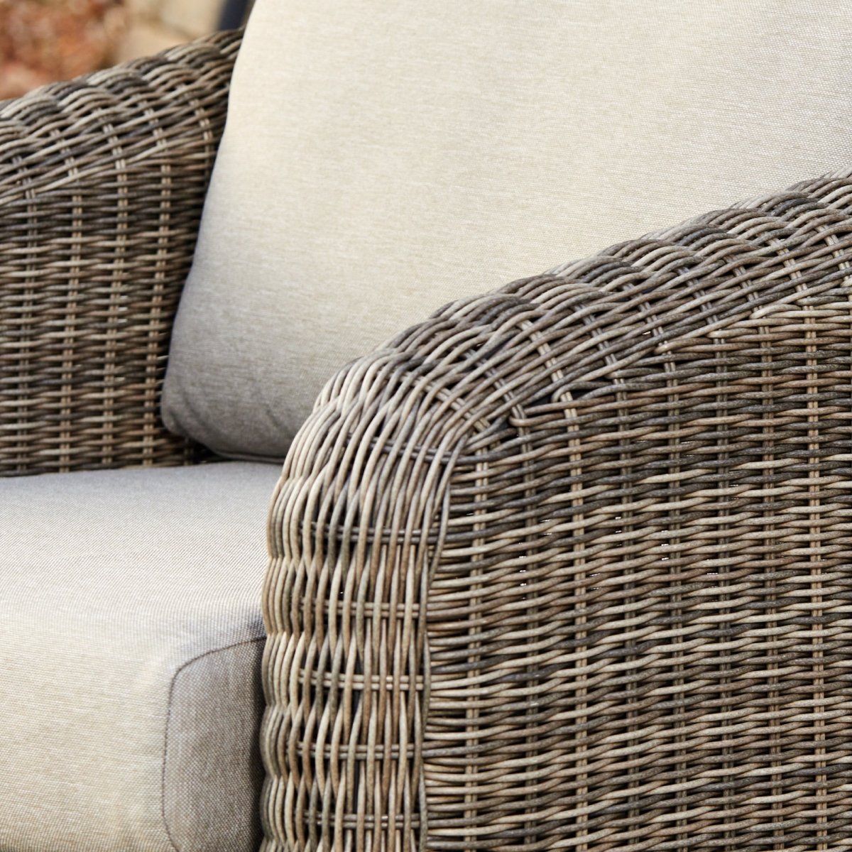 Outdoor 5-Piece Patio Set in Liana Wicker Design