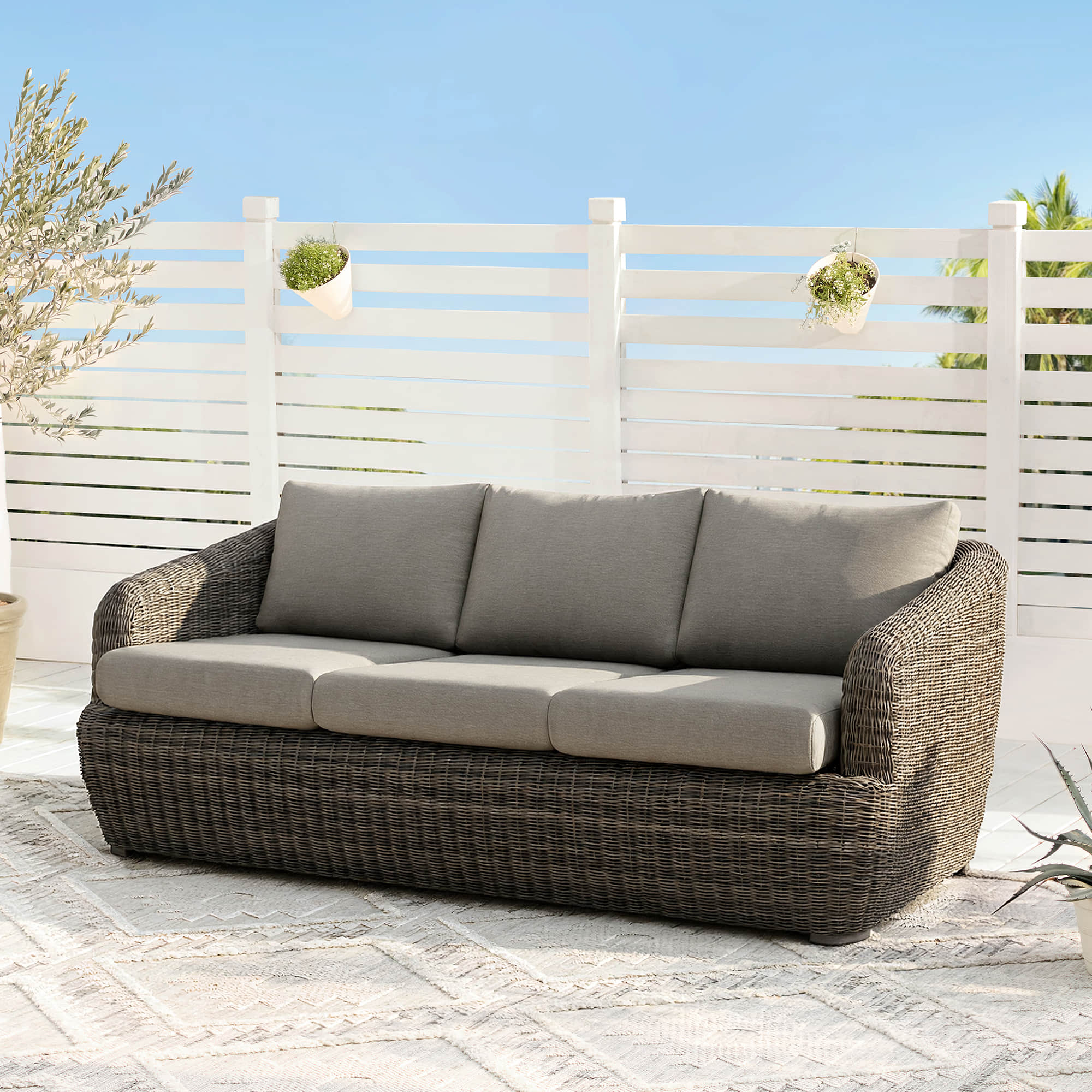 Outdoor Wicker 3-Seater Sofa with Fully-Assembled Design